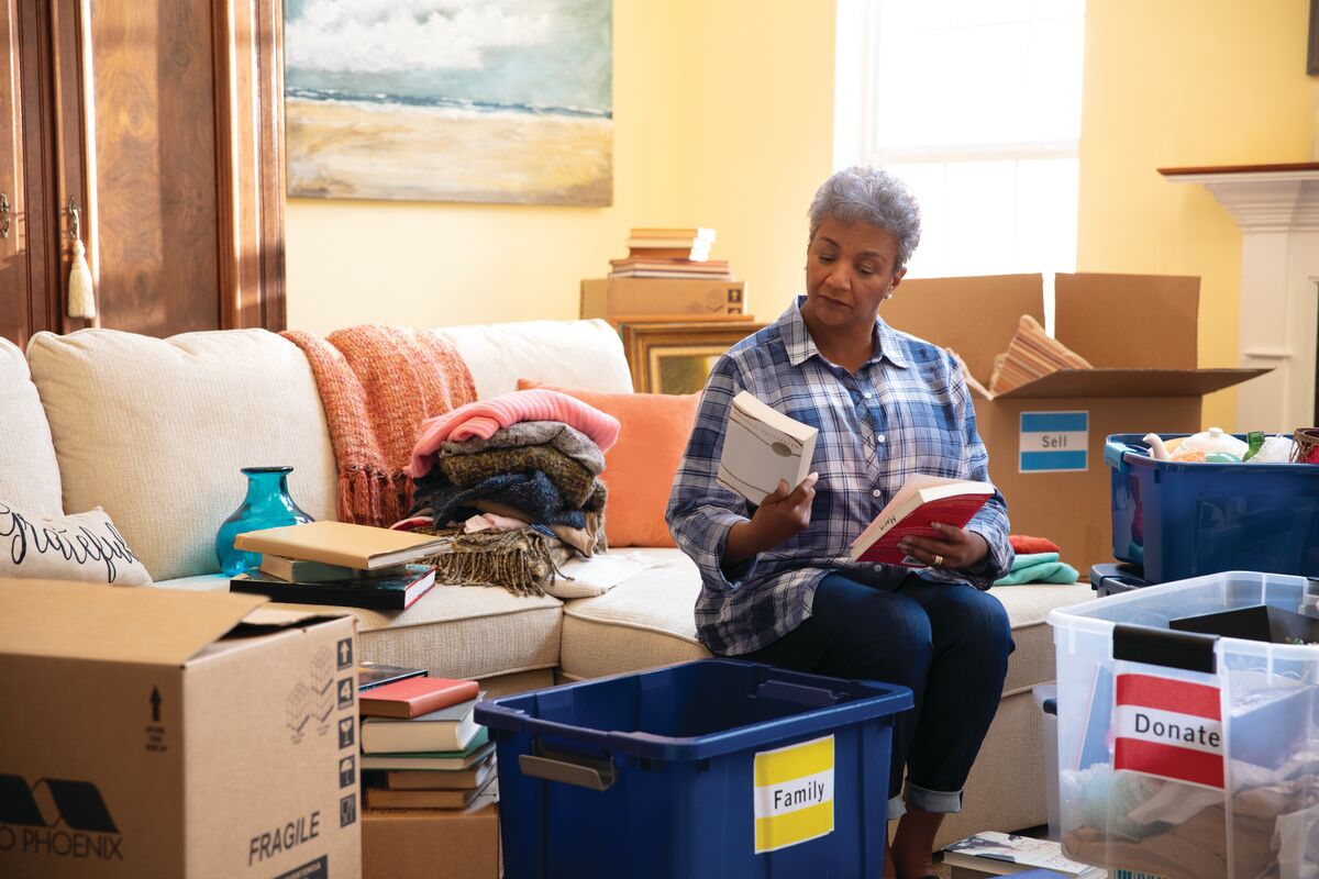 Medium-ERMS_10-2019_12592_CM.jpg1200x800 A senior organizes her household before a move