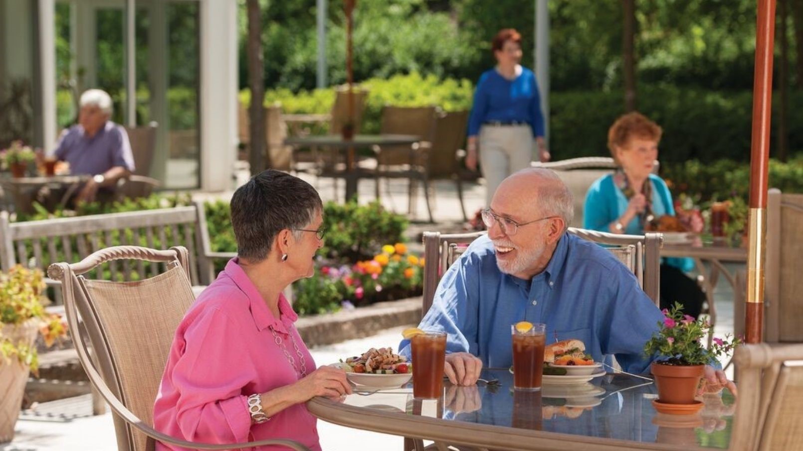 Cedar Crest residents dining outside