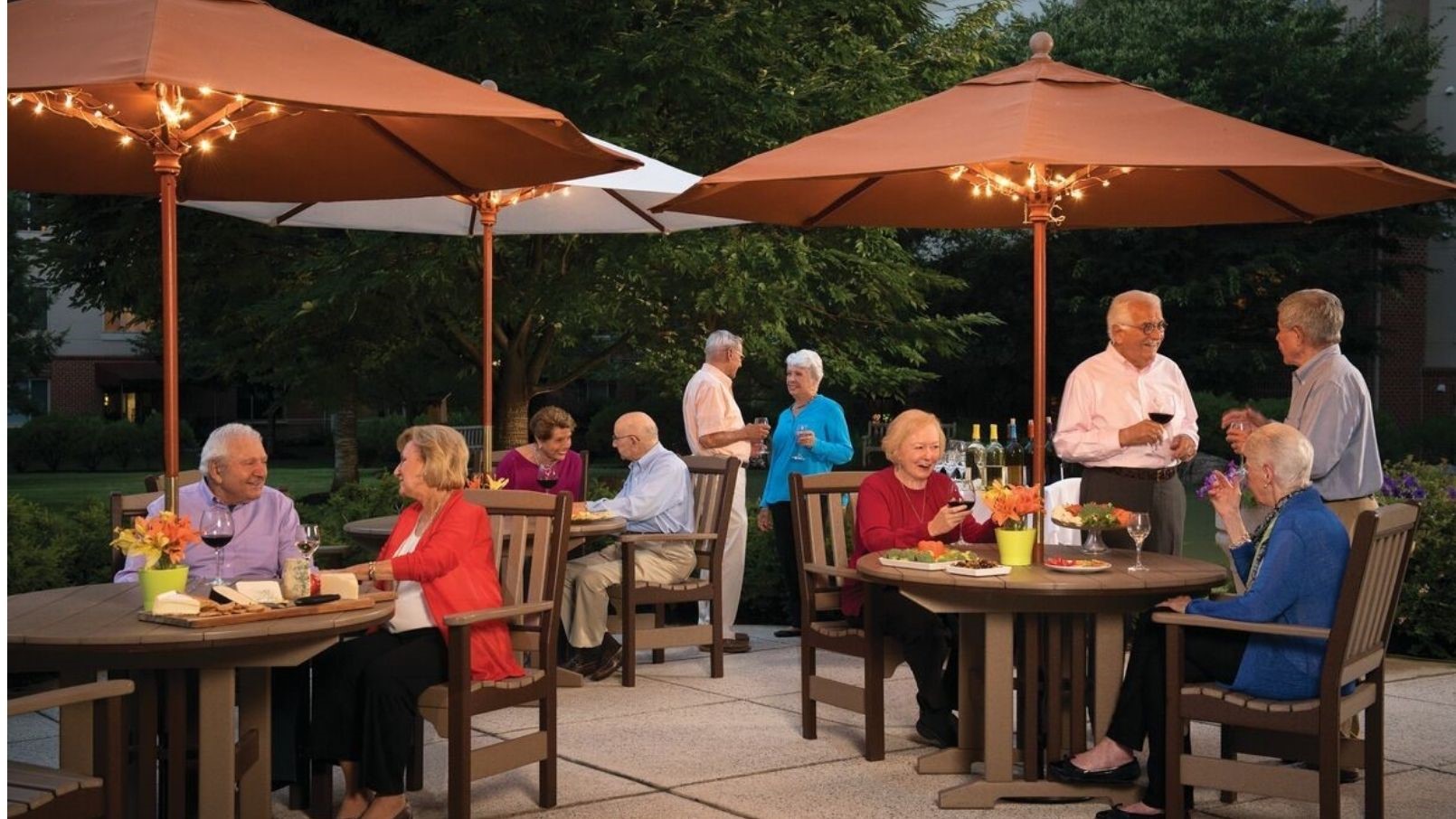 Maris Grove residents dining outside
