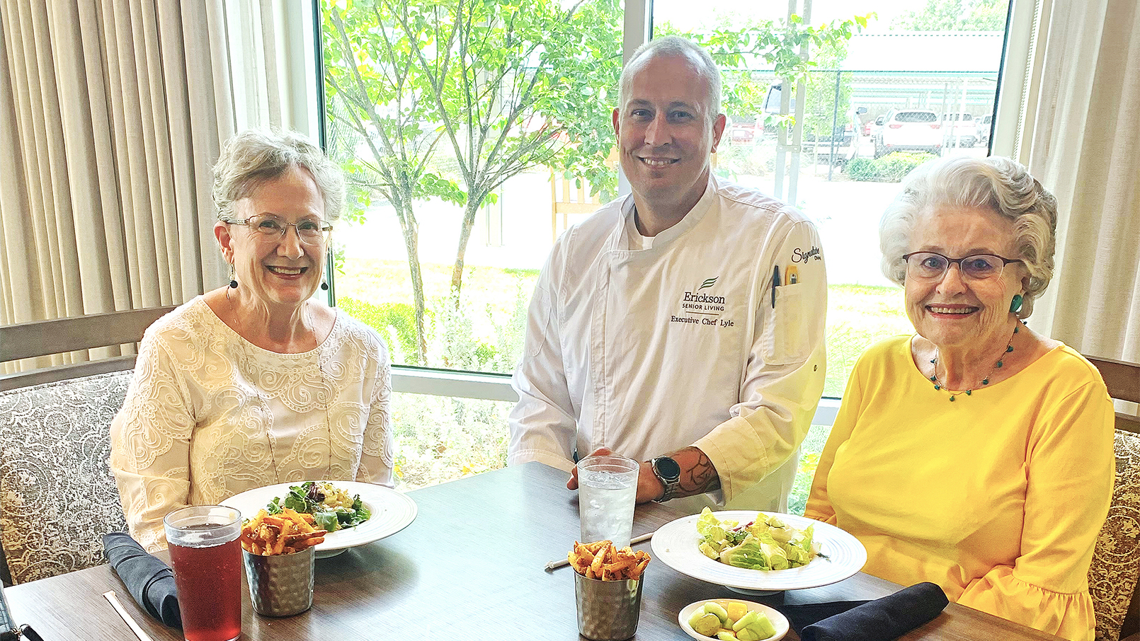 Residents at Eagle's Trace enjoy dining together at the community's variety of venues.