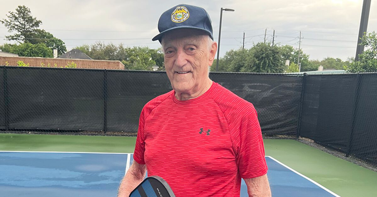 Residents at Eagle's Trace enjoy activities and socialization opportunities on the beautiful campus located in West Houston.