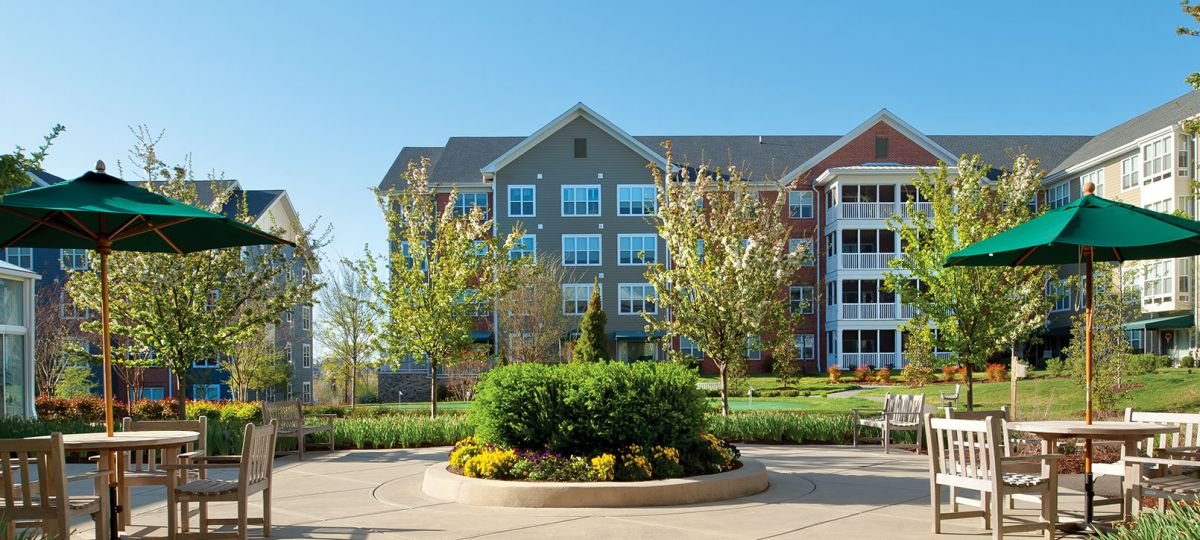 Wide view of Ashby Ponds courtyard.