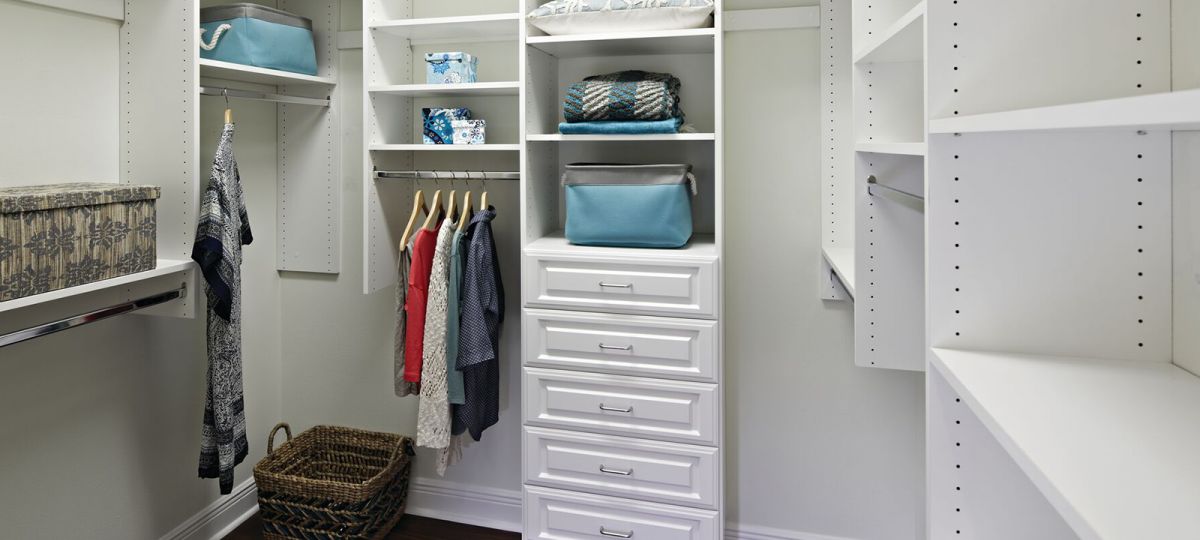 Image of the Williamsburg walk-in closet.