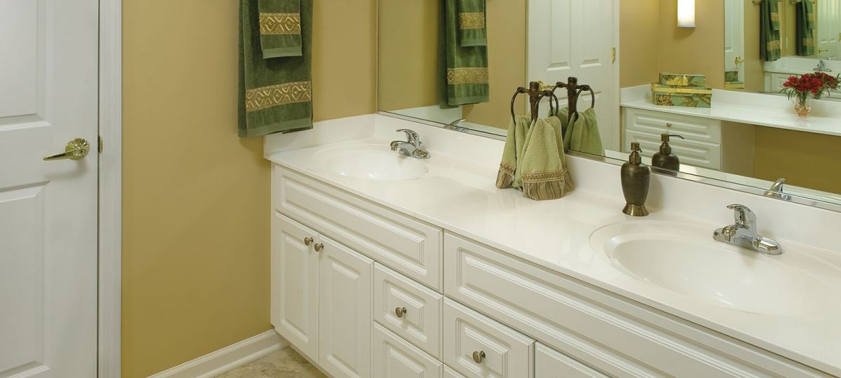 Image of the Oxford master bathroom.