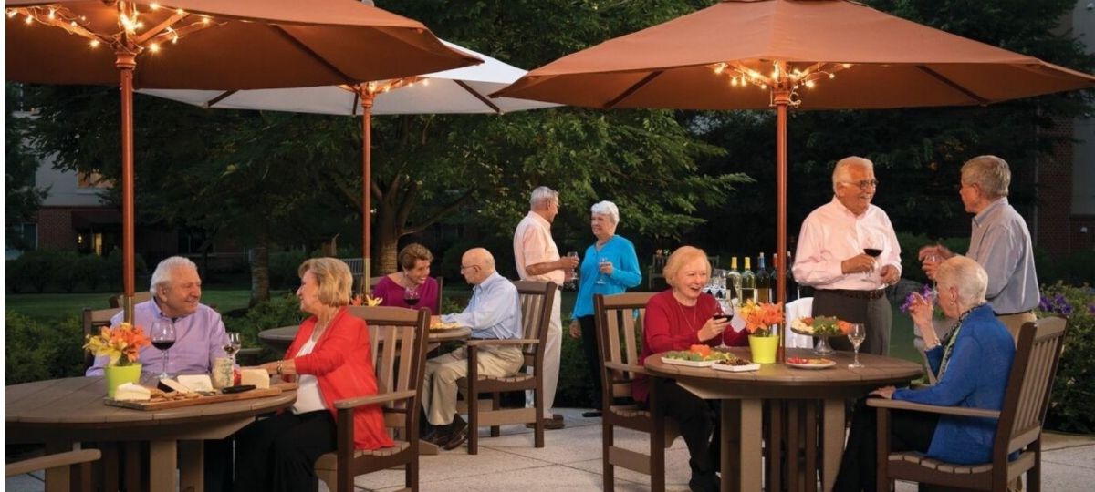 Maris Grove residents dining outside