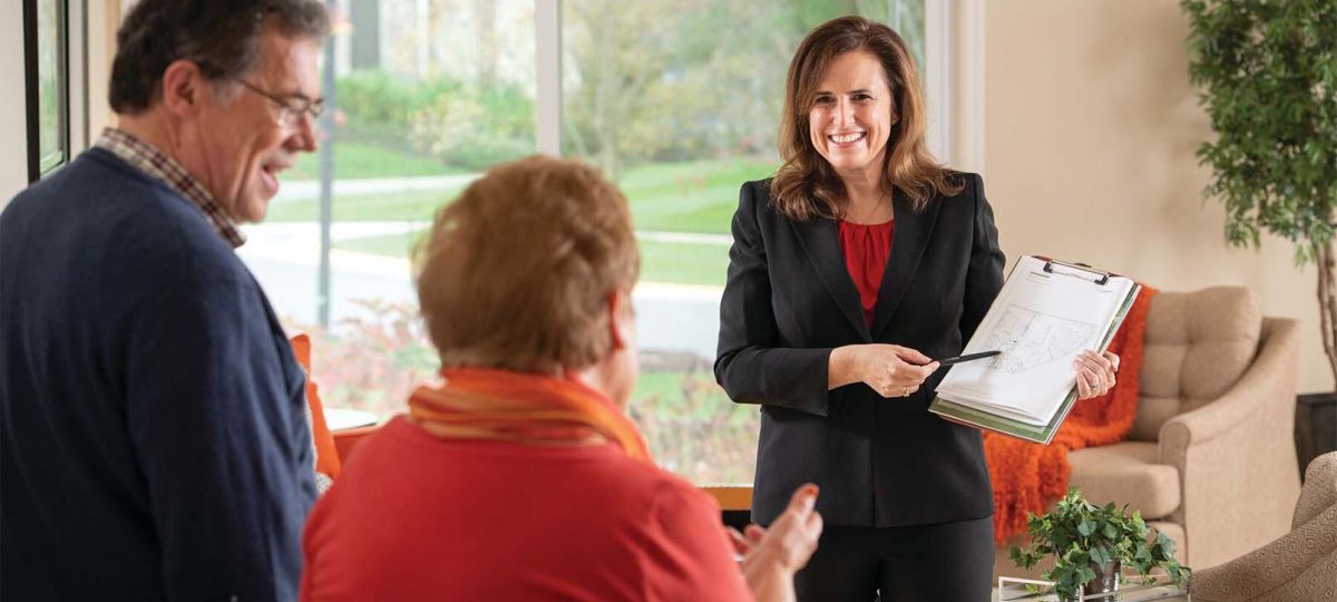 Women talking to people Women talking to people