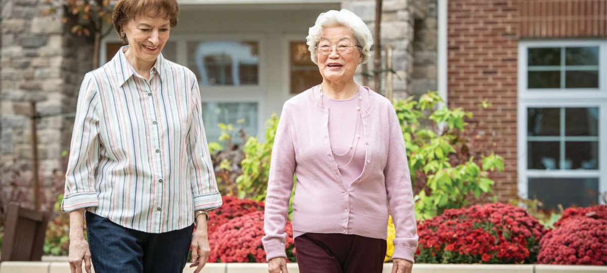 LHN_2019_residents_walking_1610x906 Lantern Hill residents walking on campus