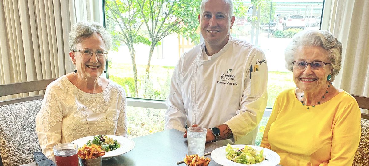 Residents at Eagle's Trace enjoy dining together at the community's variety of venues.