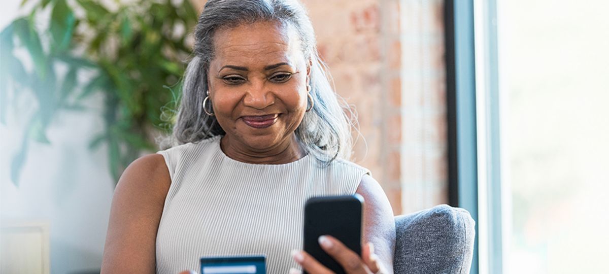 SmartConsumer_1122_GettyImages-1359410958_1910x906_WEB.jpg Women with bank card and smartphone