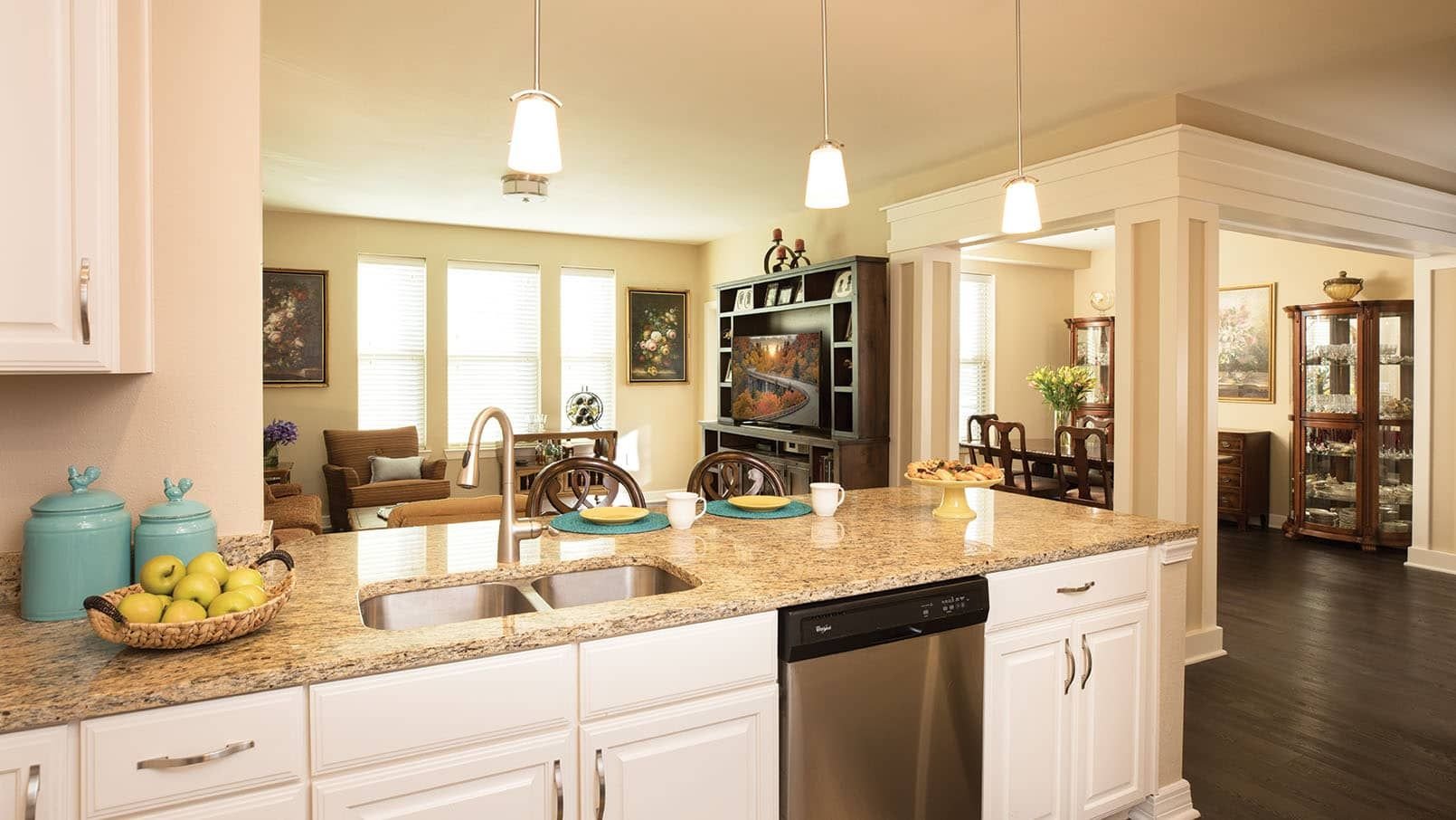 Eagles Trace Kitchen and Living Area