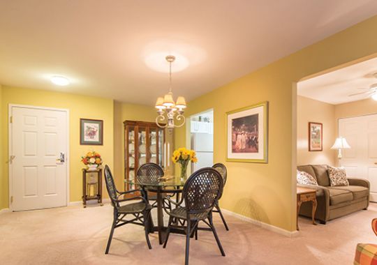 Image of the Glenmont dining room.
